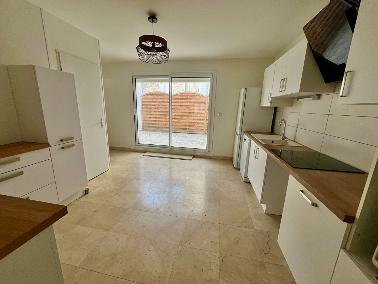 Attention, coup de coeur en vue pour cette maison de ville ! Située au coeur de la Bastide, cette maison de ville sur trois niveaux est un parfait mélange d'ancien et de contemporain. Dès l'entrée, vous tomberez sous le charme  des volumes de cette maison