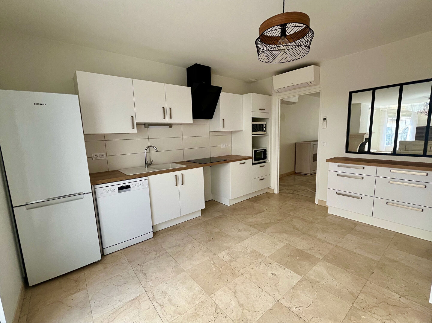 Photo Attention, coup de coeur en vue pour cette maison de ville ! Située au coeur de la Bastide, cette maison de ville sur trois niveaux est un parfait mélange d'ancien et de contemporain. Dès l'entrée, vous tomberez sous le charme  des volumes de cette maison image 2/6