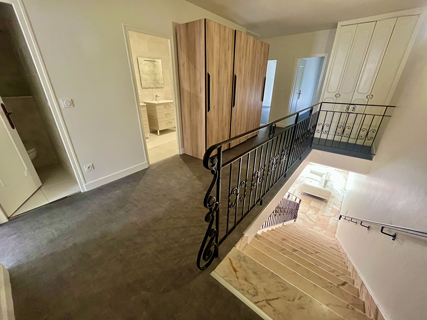 Photo Attention, coup de coeur en vue pour cette maison de ville ! Située au coeur de la Bastide, cette maison de ville sur trois niveaux est un parfait mélange d'ancien et de contemporain. Dès l'entrée, vous tomberez sous le charme  des volumes de cette maison image 3/6