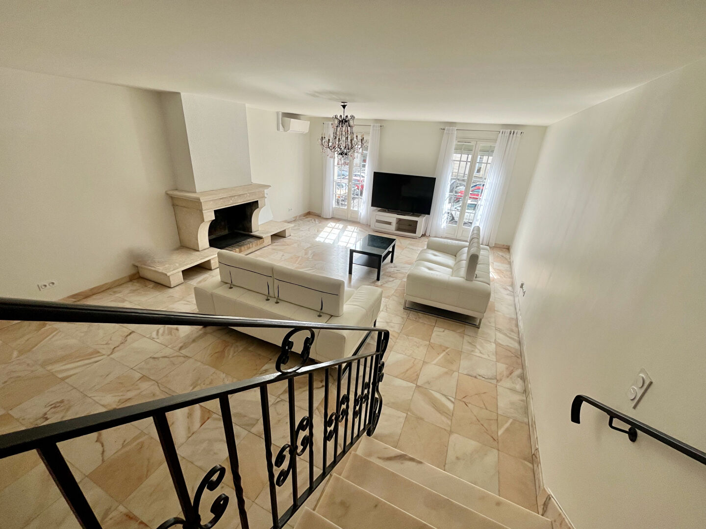 Photo Attention, coup de coeur en vue pour cette maison de ville ! Située au coeur de la Bastide, cette maison de ville sur trois niveaux est un parfait mélange d'ancien et de contemporain. Dès l'entrée, vous tomberez sous le charme  des volumes de cette maison image 4/6