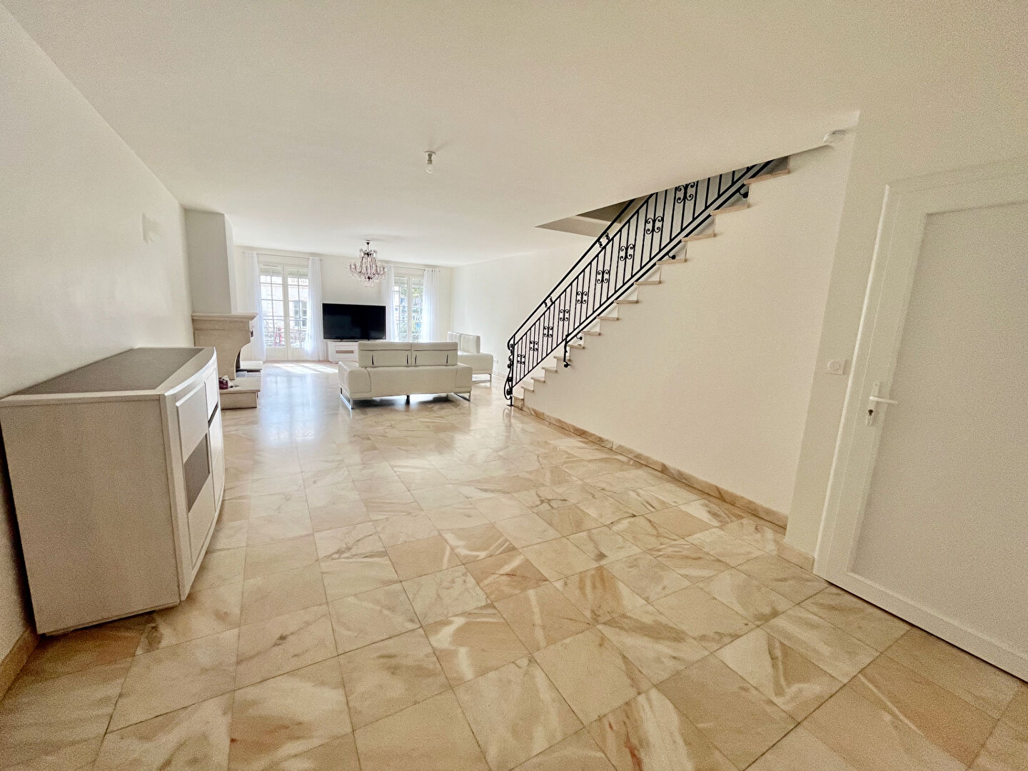 Photo Attention, coup de coeur en vue pour cette maison de ville ! Située au coeur de la Bastide, cette maison de ville sur trois niveaux est un parfait mélange d'ancien et de contemporain. Dès l'entrée, vous tomberez sous le charme  des volumes de cette maison image 5/6