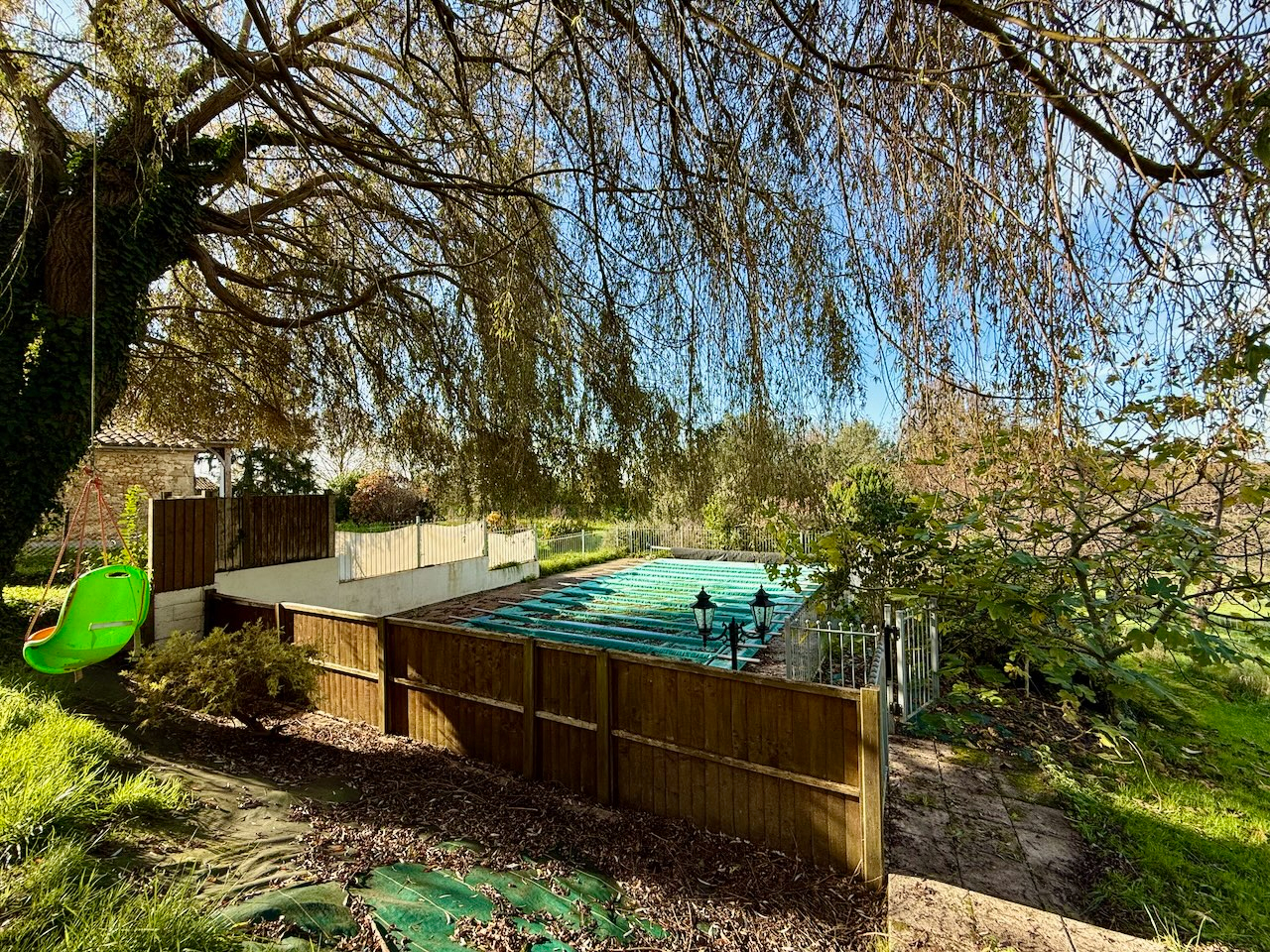 Maison à VILLENEUVE SUR LOT. Venez découvrir une jolie maison avec piscine d'une surface de 143,19m2 sur un terrain de 1563m2. Si vous recherchez une maison au calme à 5 minutes des commodités cette maison est pour vous. La maison est composée d'un salon-