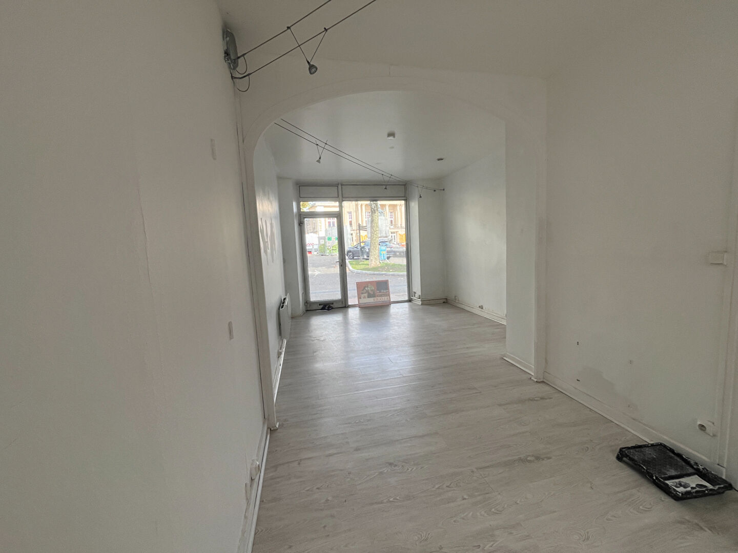 Photo Villeneuve sur Lot, local commercial très VISIBLE, situé sur un axe piéton passant entre le grand parking de la République et les commerces du centre ville dans la zone piétonne. image 3/6