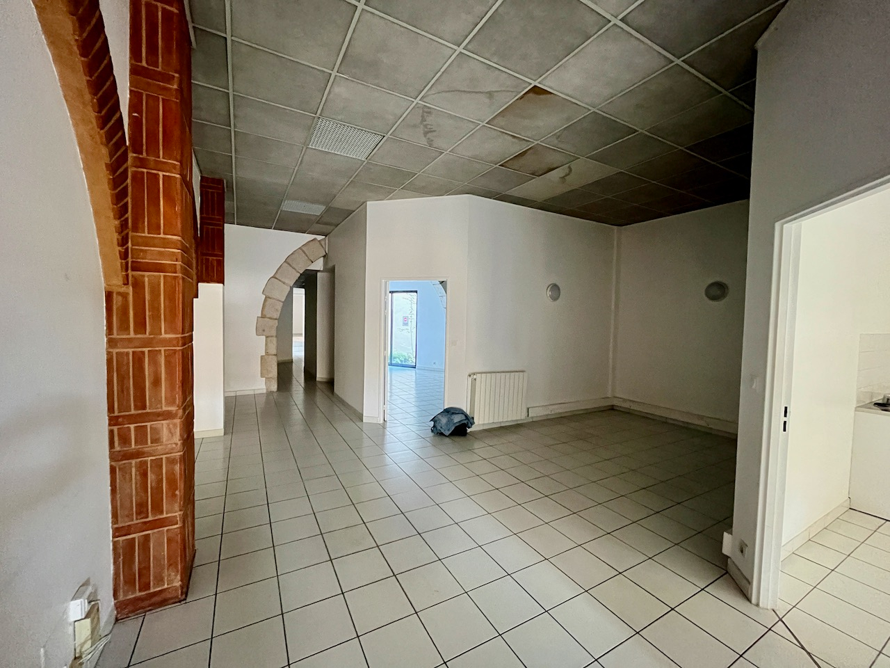 Photo Villeneuve sur Lot, en centre ville avec parking juste devant, local commercial ou professionnel, idéal profession libérale ou monde associatif. Il offre une surface totale de 126 m²  avec pièce d'accueil, bureaux et sanitaires. Petit extérieur. Chauffage image 3/6