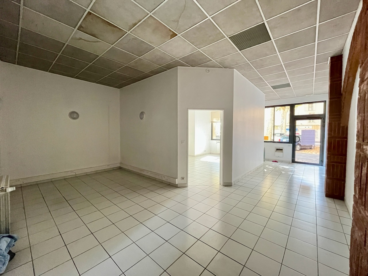 Photo Villeneuve sur Lot, en centre ville avec parking juste devant, local commercial ou professionnel, idéal profession libérale ou monde associatif. Il offre une surface totale de 126 m²  avec pièce d'accueil, bureaux et sanitaires. Petit extérieur. Chauffage image 4/6