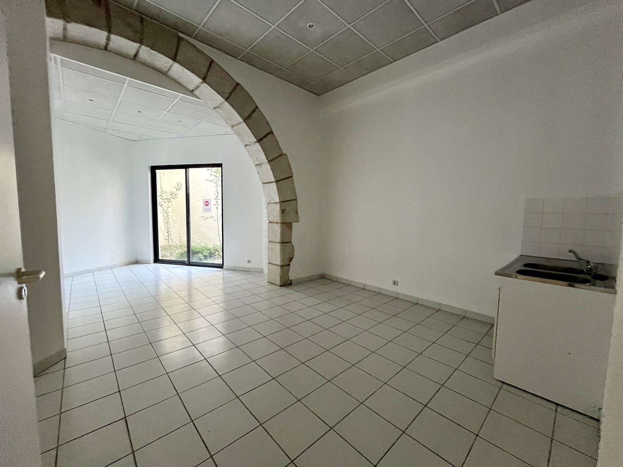 Photo Villeneuve sur Lot, en centre ville avec parking juste devant, local commercial ou professionnel, idéal profession libérale ou monde associatif. Il offre une surface totale de 126 m²  avec pièce d'accueil, bureaux et sanitaires. Petit extérieur. Chauffage image 5/6