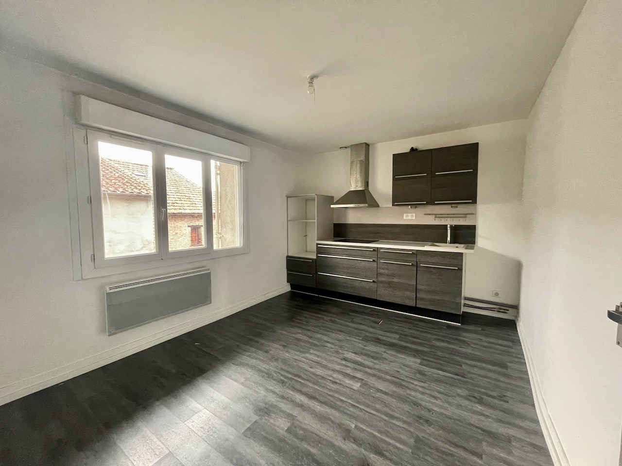 VILLENEUVE SUR LOT, rive gauche appartement T3 d'environ 84,63 m² avec salle d'eau privative dans chaque chambre.  L'appartement est actuellement loué 496,94  + 19 euros de charges locatives par mois. Bail du 24/08/2022 qui prendra fin le 02/09/2024 car