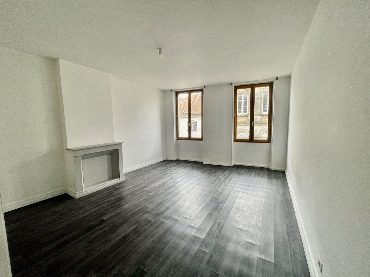 Photo VILLENEUVE SUR LOT, rive gauche appartement T3 d'environ 84,63 m² avec salle d'eau privative dans chaque chambre.  L'appartement est actuellement loué 496,94  + 19 euros de charges locatives par mois. Bail du 24/08/2022 qui prendra fin le 02/09/2024 car image 2/6
