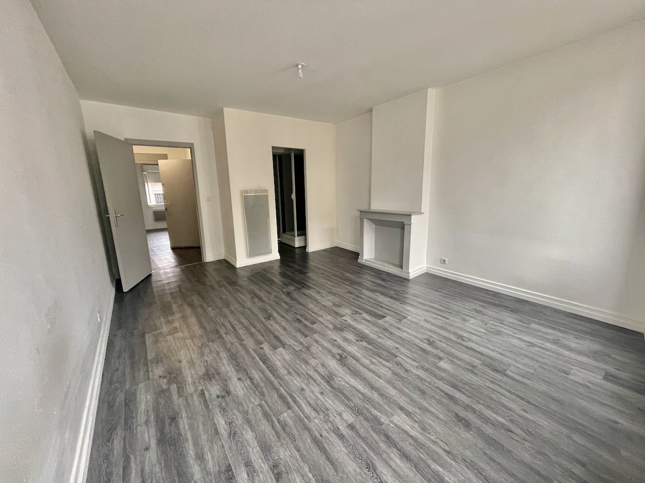 Photo VILLENEUVE SUR LOT, rive gauche appartement T3 d'environ 84,63 m² avec salle d'eau privative dans chaque chambre.  L'appartement est actuellement loué 496,94  + 19 euros de charges locatives par mois. Bail du 24/08/2022 qui prendra fin le 02/09/2024 car image 3/6