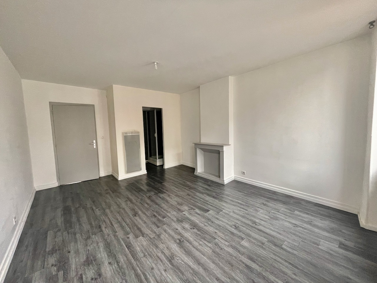 Photo VILLENEUVE SUR LOT, rive gauche appartement T3 d'environ 84,63 m² avec salle d'eau privative dans chaque chambre.  L'appartement est actuellement loué 496,94  + 19 euros de charges locatives par mois. Bail du 24/08/2022 qui prendra fin le 02/09/2024 car image 4/6