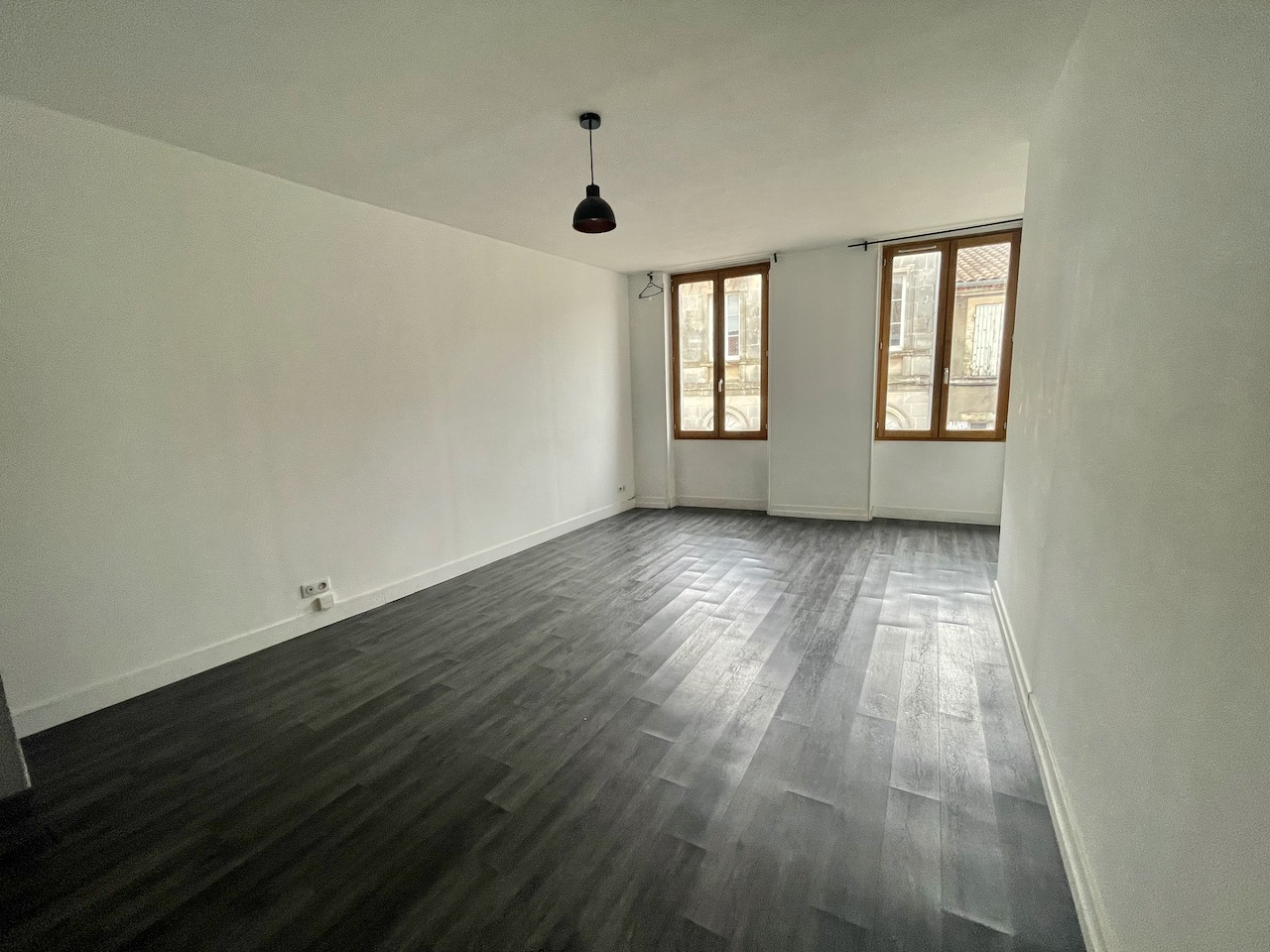 Photo VILLENEUVE SUR LOT, rive gauche appartement T3 d'environ 84,63 m² avec salle d'eau privative dans chaque chambre.  L'appartement est actuellement loué 496,94  + 19 euros de charges locatives par mois. Bail du 24/08/2022 qui prendra fin le 02/09/2024 car image 5/6