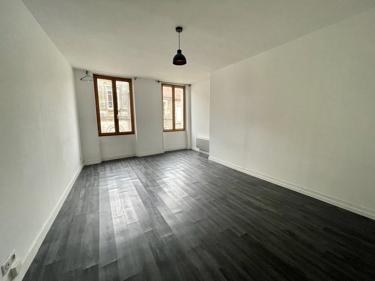 Photo VILLENEUVE SUR LOT, rive gauche appartement T3 d'environ 84,63 m² avec salle d'eau privative dans chaque chambre.  L'appartement est actuellement loué 496,94  + 19 euros de charges locatives par mois. Bail du 24/08/2022 qui prendra fin le 02/09/2024 car image 6/6