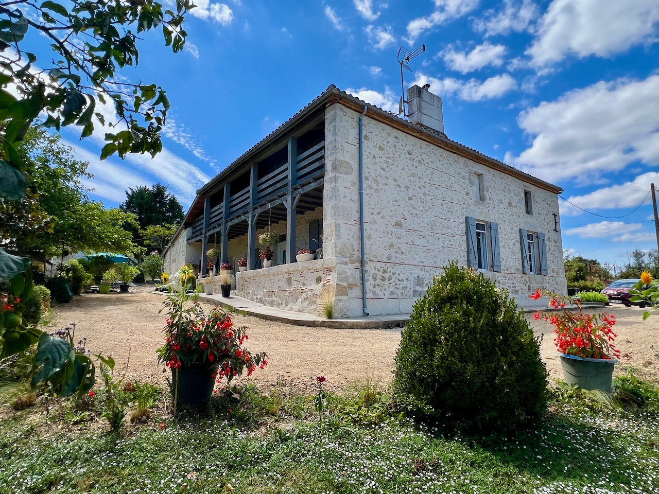 Secteur Clairac, à 15 min de Tonneins et 30 min de Villeneuve sur Lot. Dans un environnement calme, avec une magnifique vue, maison en pierre restaurée d'une surface habitable de 118,26m² sur un terrain de 8834m2. Vous profiterez au rez-de-chaussée d'un s