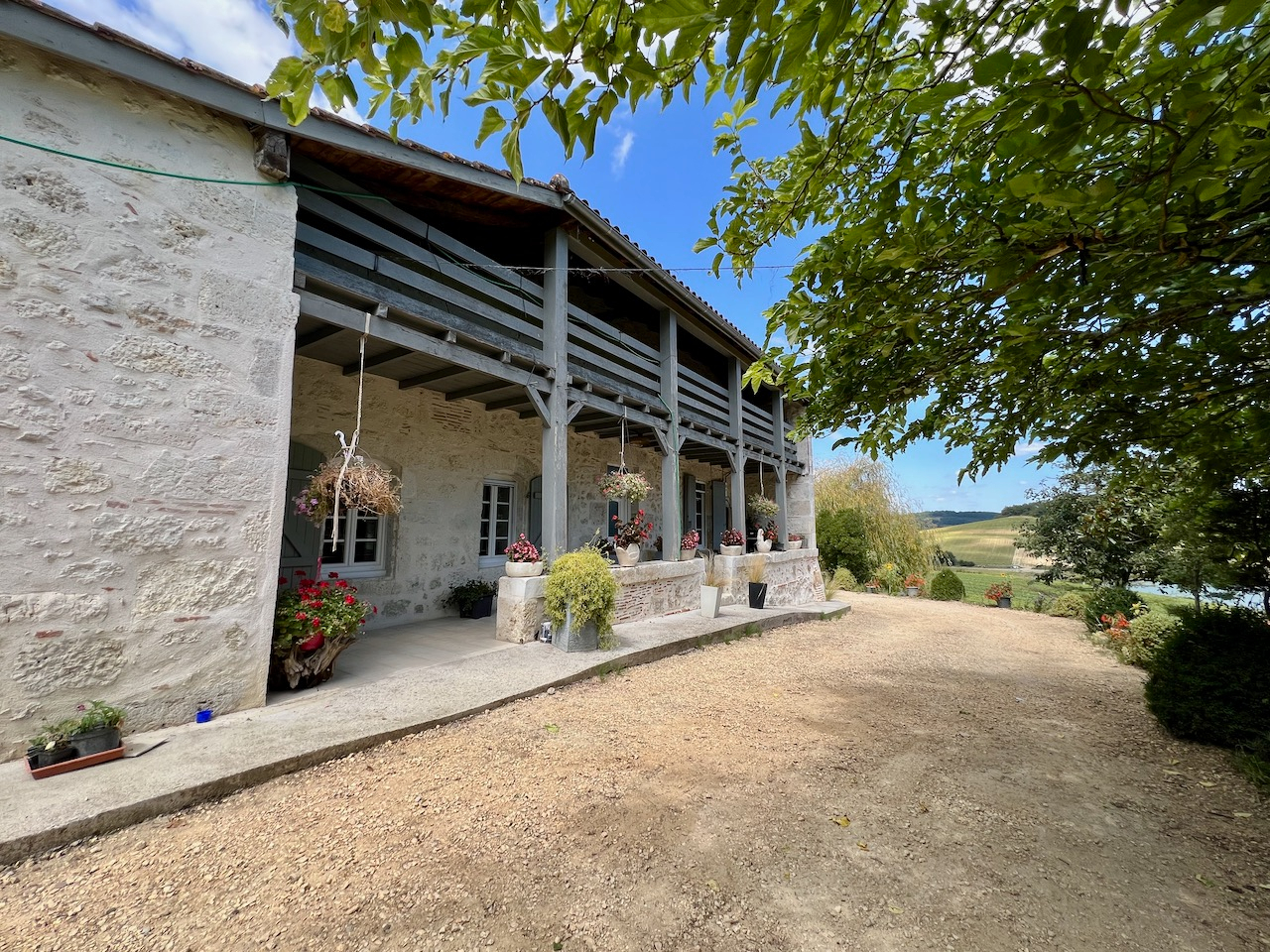 Photo Secteur Clairac, à 15 min de Tonneins et 30 min de Villeneuve sur Lot. Dans un environnement calme, avec une magnifique vue, maison en pierre restaurée d'une surface habitable de 118,26m² sur un terrain de 8834m2. Vous profiterez au rez-de-chaussée d'un s image 2/6