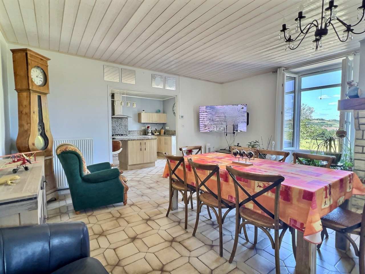 Photo Secteur Clairac, à 15 min de Tonneins et 30 min de Villeneuve sur Lot. Dans un environnement calme, avec une magnifique vue, maison en pierre restaurée d'une surface habitable de 118,26m² sur un terrain de 8834m2. Vous profiterez au rez-de-chaussée d'un s image 4/6