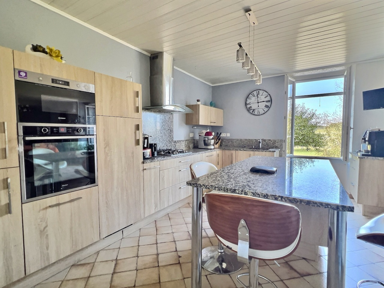 Photo Secteur Clairac, à 15 min de Tonneins et 30 min de Villeneuve sur Lot. Dans un environnement calme, avec une magnifique vue, maison en pierre restaurée d'une surface habitable de 118,26m² sur un terrain de 8834m2. Vous profiterez au rez-de-chaussée d'un s image 5/6