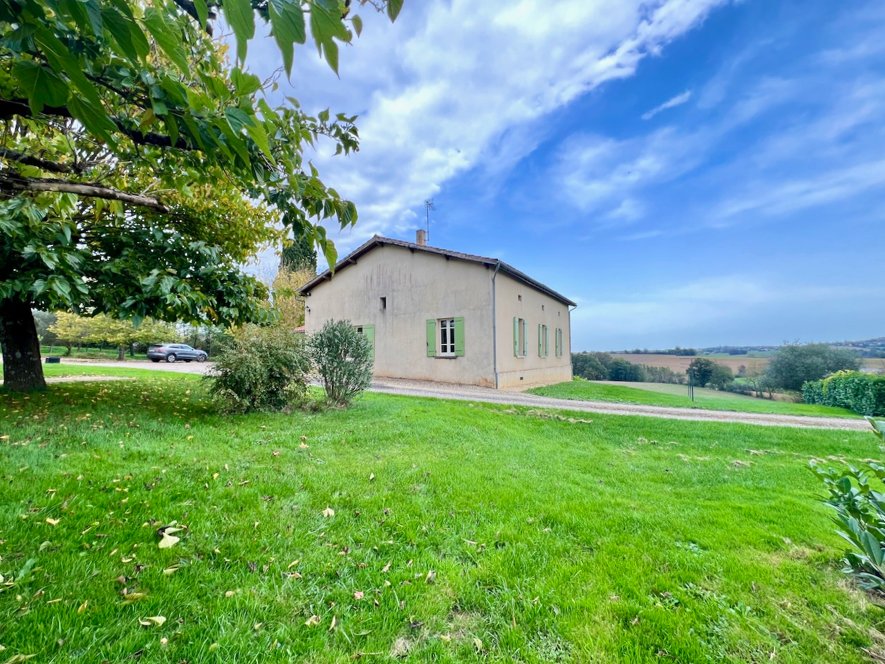 Entre Villeneuve sur lot et EYMET, plain-pied avec une grande dépendance et un terrain d'environ 8 000m2 avec vue panoramique. Beaucoup de potentiel pour cette maison comprenant une véranda, une grande cuisine, un salon, 4 chambres et un bureau, une salle