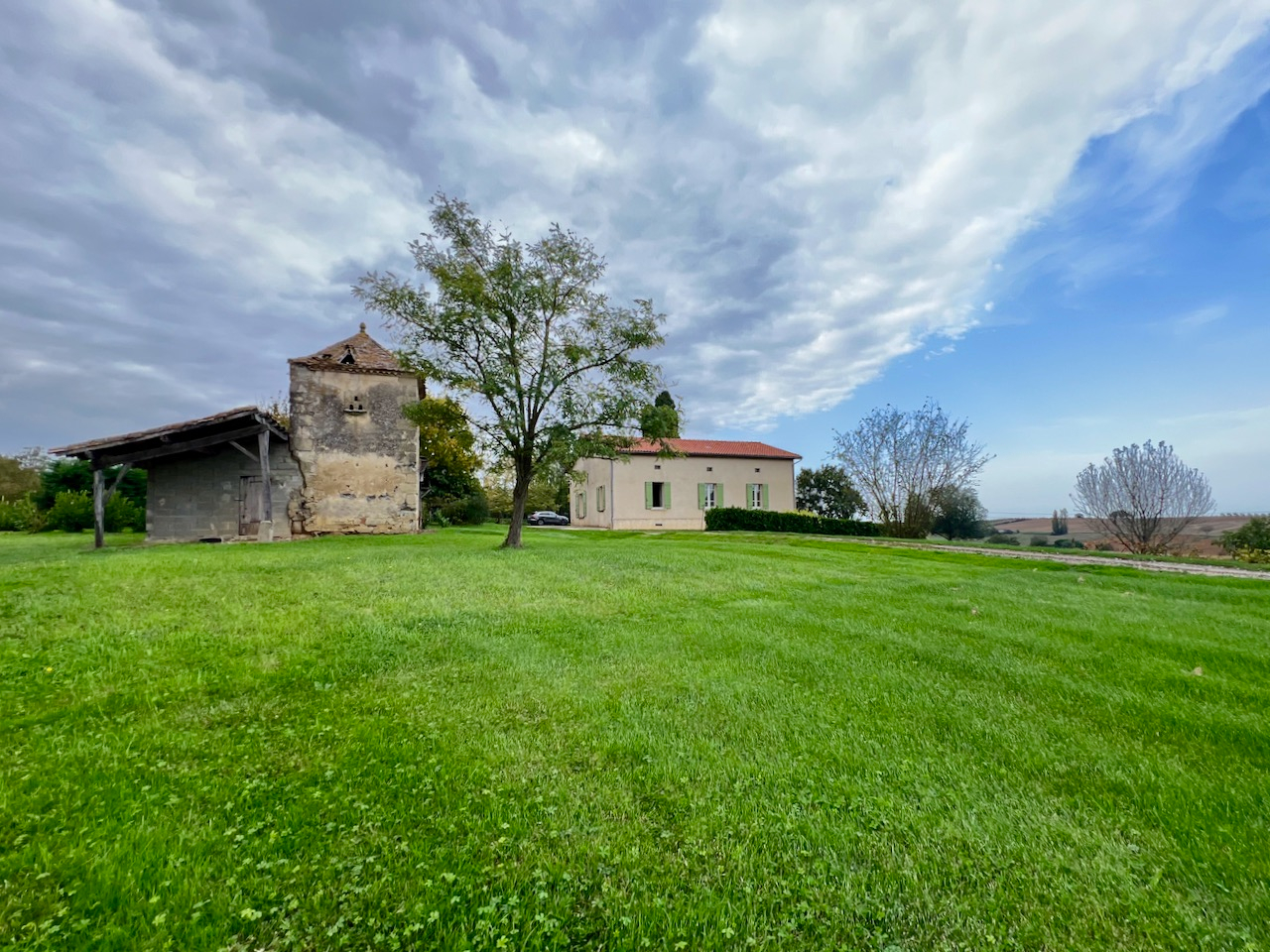 Photo Entre Villeneuve sur lot et EYMET, plain-pied avec une grande dépendance et un terrain d'environ 8 000m2 avec vue panoramique. Beaucoup de potentiel pour cette maison comprenant une véranda, une grande cuisine, un salon, 4 chambres et un bureau, une salle image 3/6