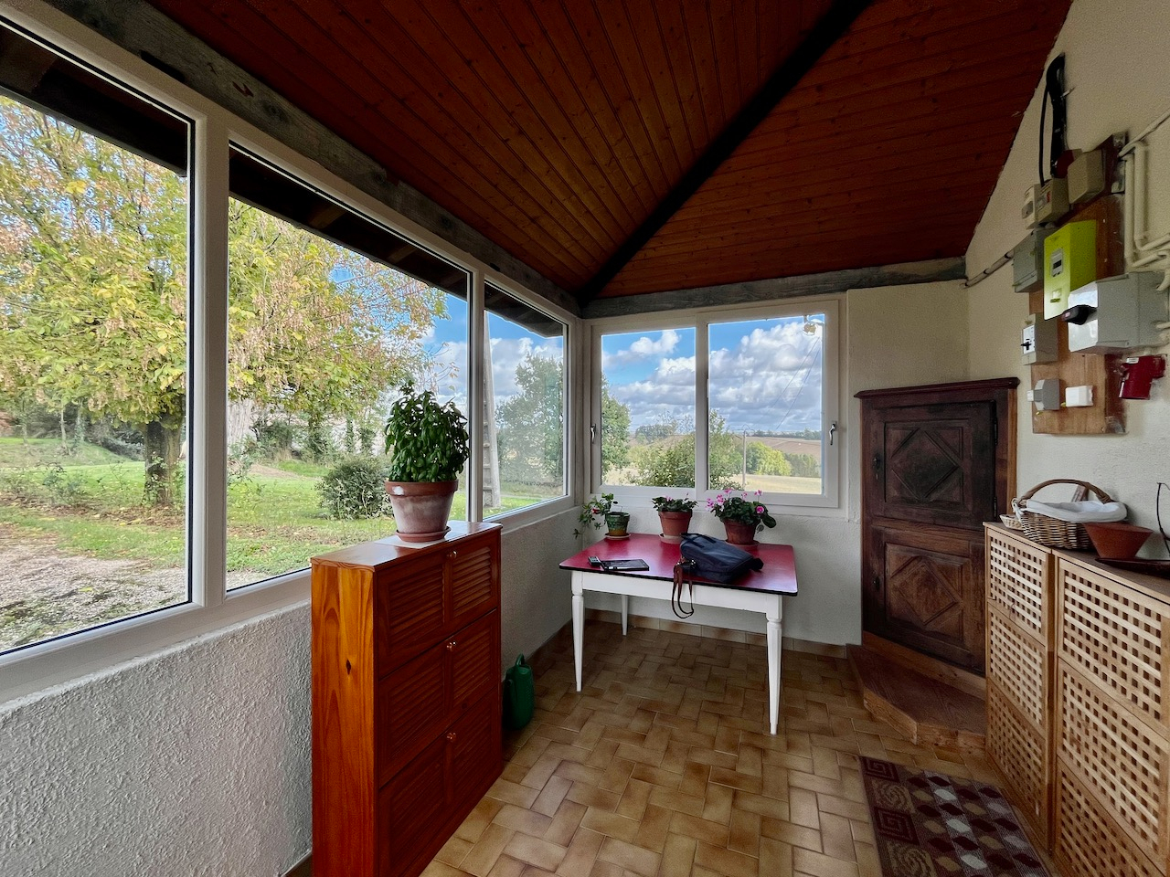 Photo Entre Villeneuve sur lot et EYMET, plain-pied avec une grande dépendance et un terrain d'environ 8 000m2 avec vue panoramique. Beaucoup de potentiel pour cette maison comprenant une véranda, une grande cuisine, un salon, 4 chambres et un bureau, une salle image 4/6