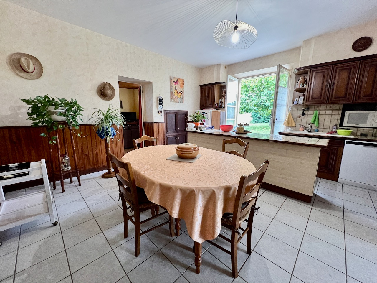 Photo Entre Villeneuve sur lot et EYMET, plain-pied avec une grande dépendance et un terrain d'environ 8 000m2 avec vue panoramique. Beaucoup de potentiel pour cette maison comprenant une véranda, une grande cuisine, un salon, 4 chambres et un bureau, une salle image 5/6