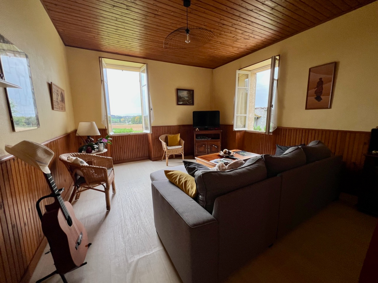 Photo Entre Villeneuve sur lot et EYMET, plain-pied avec une grande dépendance et un terrain d'environ 8 000m2 avec vue panoramique. Beaucoup de potentiel pour cette maison comprenant une véranda, une grande cuisine, un salon, 4 chambres et un bureau, une salle image 6/6