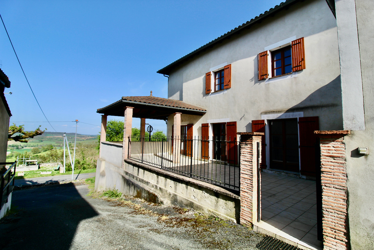 Monclar d'Agenais, à 5 mn de Castelmoron sur Lot et 20 mn de Villeneuve sur Lot, charmante maison en pierres de 143 m² avec VUE PANORAMIQUE depuis la maison et sa grande terrasse de 50 m². Vous aimerez : * son grand séjour avec sa cuisine ultra bien équip