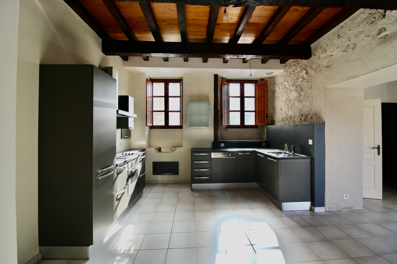 Photo Monclar d'Agenais, à 5 mn de Castelmoron sur Lot et 20 mn de Villeneuve sur Lot, charmante maison en pierres de 143 m² avec VUE PANORAMIQUE depuis la maison et sa grande terrasse de 50 m². Vous aimerez : * son grand séjour avec sa cuisine ultra bien équip image 2/6