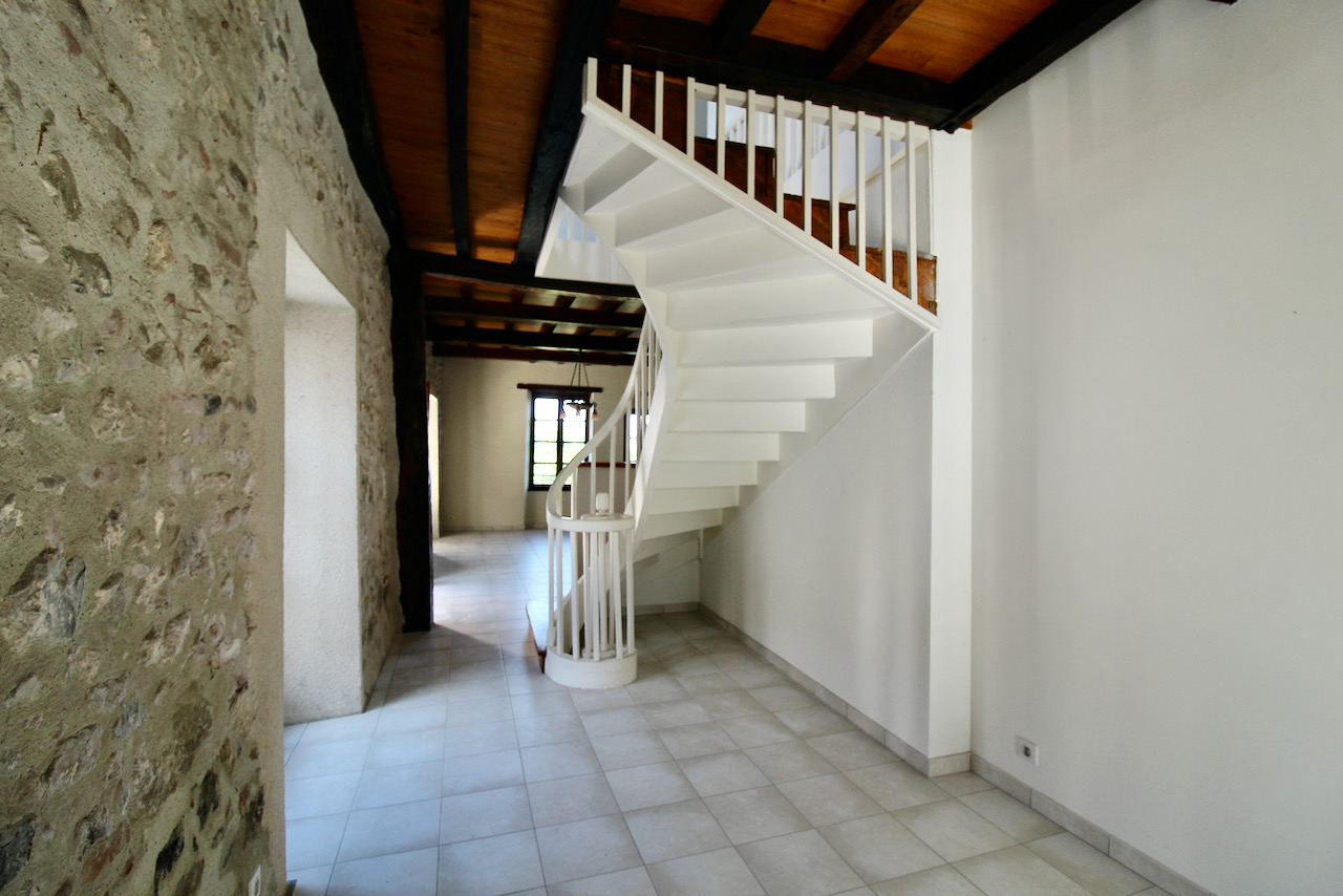 Photo Monclar d'Agenais, à 5 mn de Castelmoron sur Lot et 20 mn de Villeneuve sur Lot, charmante maison en pierres de 143 m² avec VUE PANORAMIQUE depuis la maison et sa grande terrasse de 50 m². Vous aimerez : * son grand séjour avec sa cuisine ultra bien équip image 3/6