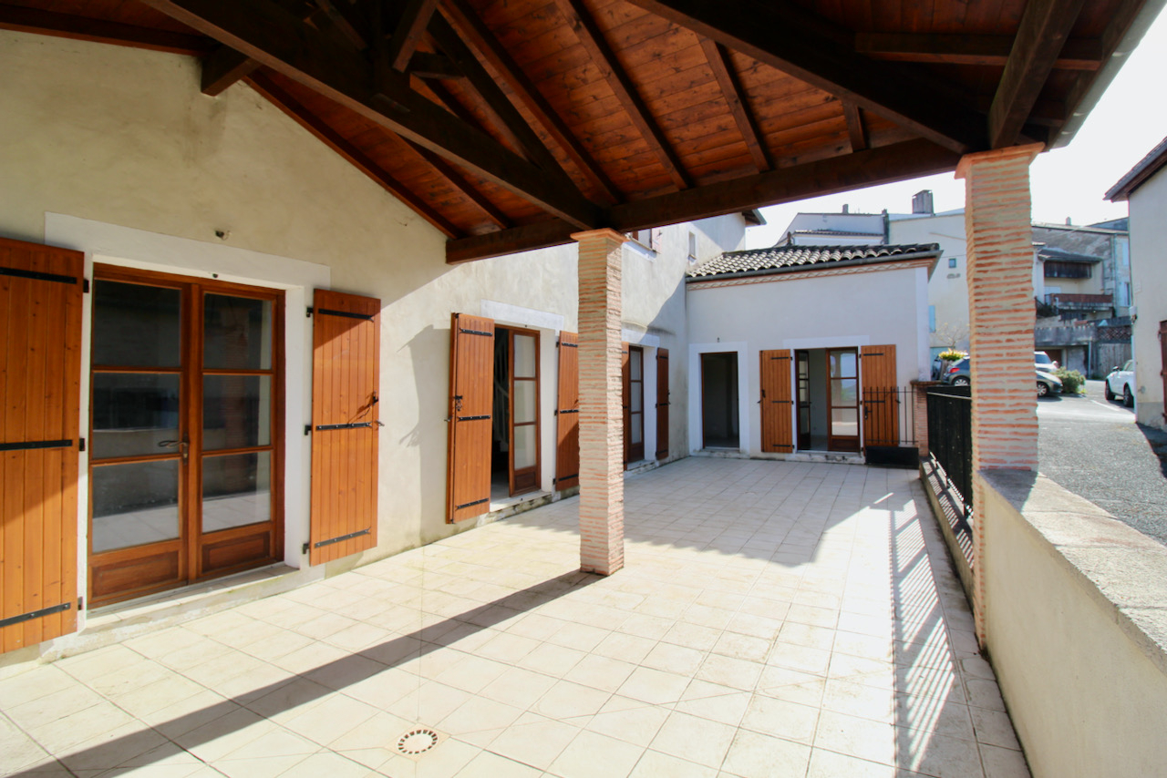 Photo Monclar d'Agenais, à 5 mn de Castelmoron sur Lot et 20 mn de Villeneuve sur Lot, charmante maison en pierres de 143 m² avec VUE PANORAMIQUE depuis la maison et sa grande terrasse de 50 m². Vous aimerez : * son grand séjour avec sa cuisine ultra bien équip image 4/6