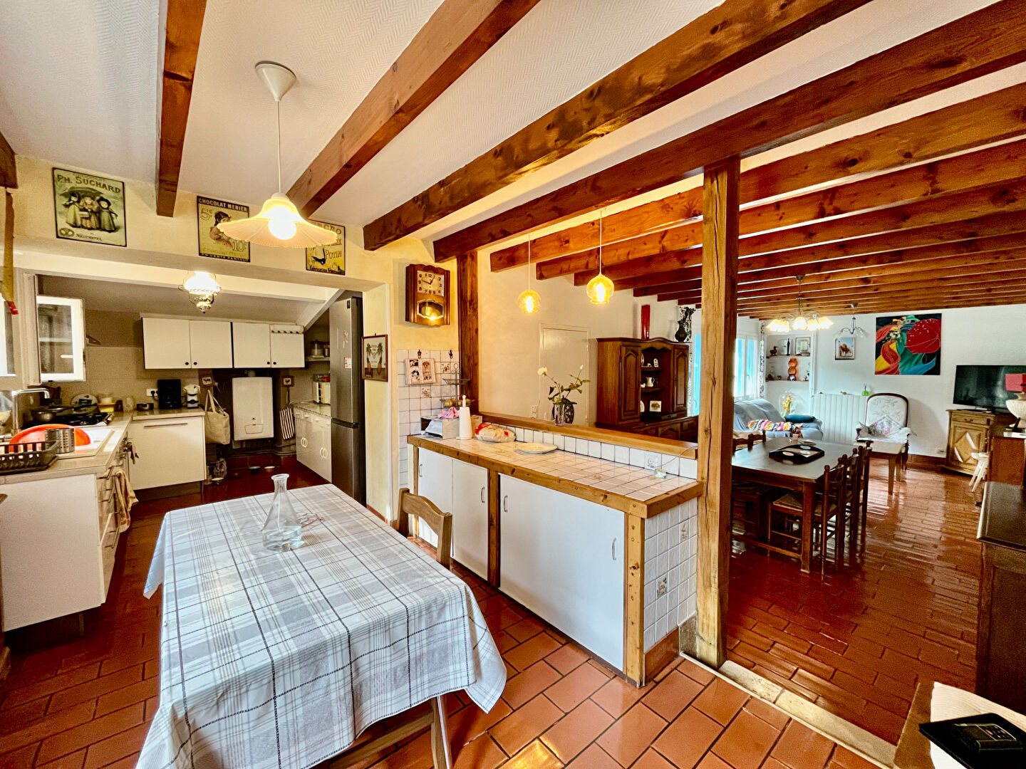 Photo Secteur Castelmoron-sur-Lot, en plein coeur du Lot-et-Garonne, à proximité de toutes les commodités, venez découvrir cette ravissante maison en pierre d'environ 142,49 m² sur une parcelle d'environ 890 m². L'entrée dessert un WC, une pièce de vie d'enviro image 2/6