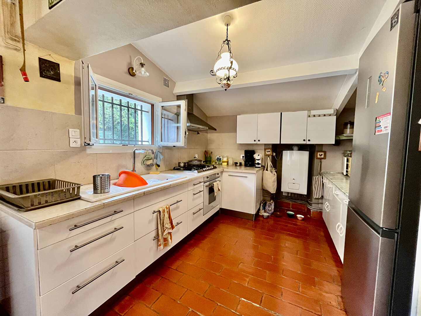 Photo Secteur Castelmoron-sur-Lot, en plein coeur du Lot-et-Garonne, à proximité de toutes les commodités, venez découvrir cette ravissante maison en pierre d'environ 142,49 m² sur une parcelle d'environ 890 m². L'entrée dessert un WC, une pièce de vie d'enviro image 4/6