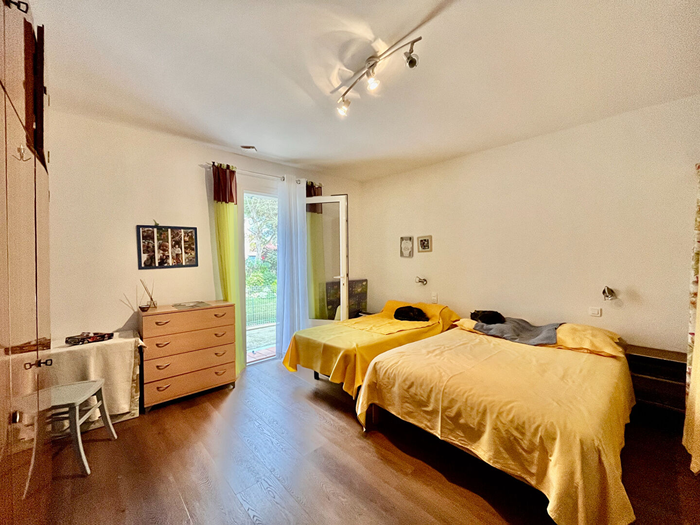 Photo Secteur Castelmoron-sur-Lot, en plein coeur du Lot-et-Garonne, à proximité de toutes les commodités, venez découvrir cette ravissante maison en pierre d'environ 142,49 m² sur une parcelle d'environ 890 m². L'entrée dessert un WC, une pièce de vie d'enviro image 5/6