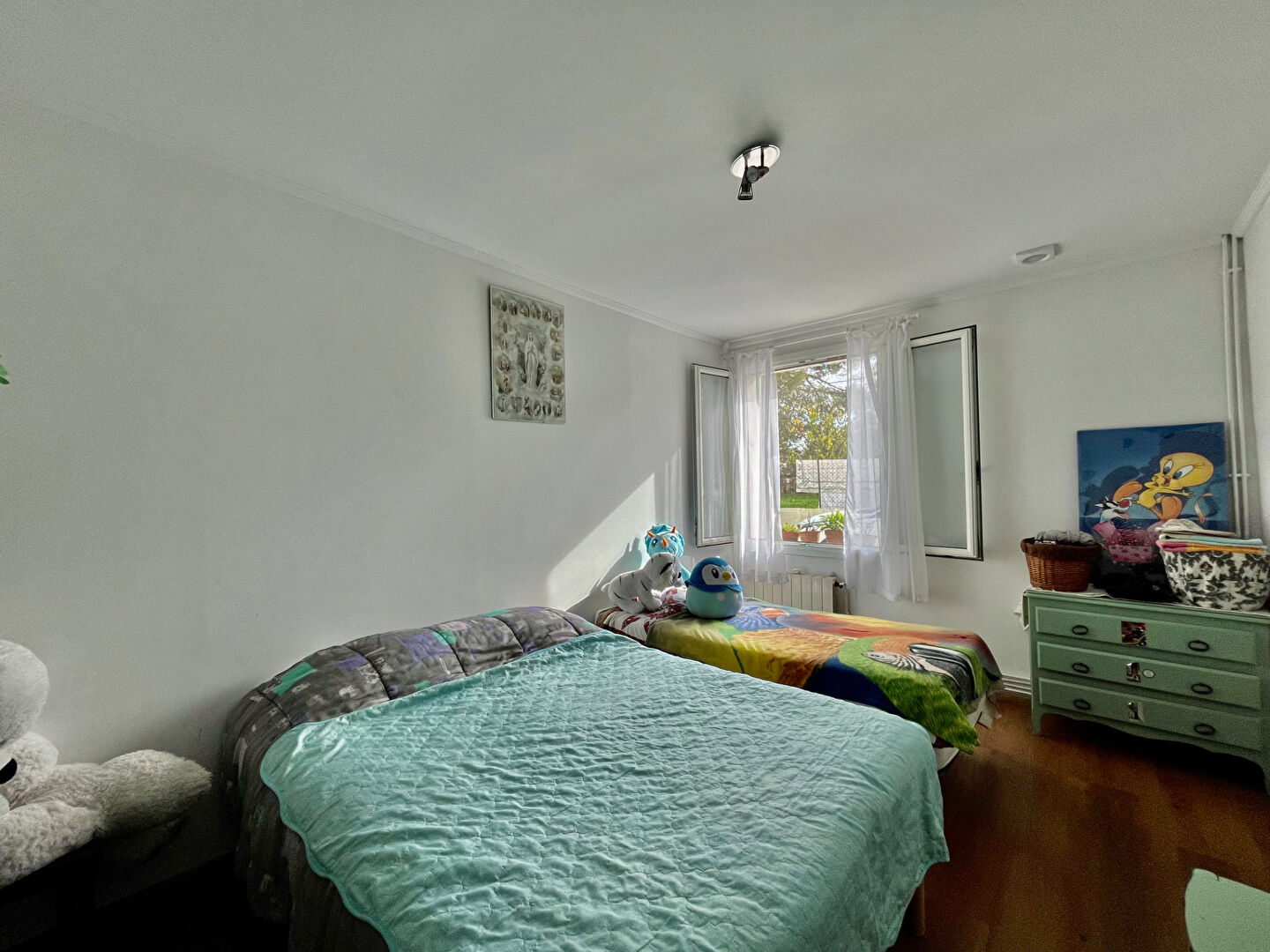 Photo Secteur Castelmoron-sur-Lot, en plein coeur du Lot-et-Garonne, à proximité de toutes les commodités, venez découvrir cette ravissante maison en pierre d'environ 142,49 m² sur une parcelle d'environ 890 m². L'entrée dessert un WC, une pièce de vie d'enviro image 6/6