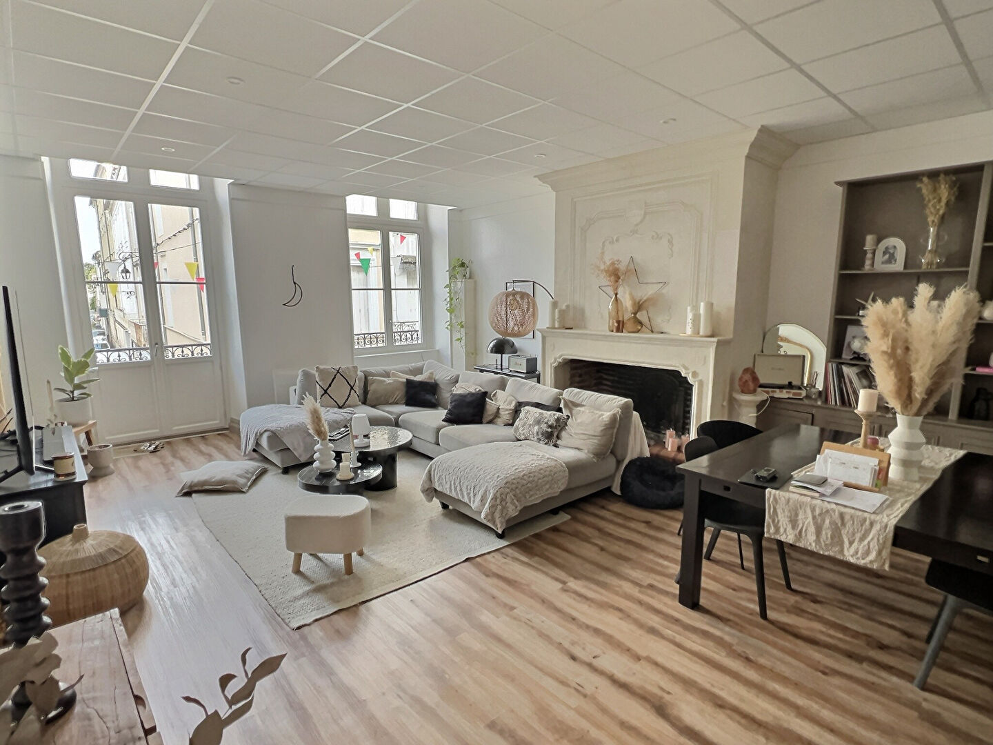 Photo Immeuble à Villeneuve sur Lot d'environ 231 m2 comprenant un local commercial en RDC (emplacement numéro 1) loué 1 000 (surface de vente 63m2 + réserve et kitchenette14m2) et un magnifique appartement en duplex au dessus avec un accès indépendant par une image 5/6