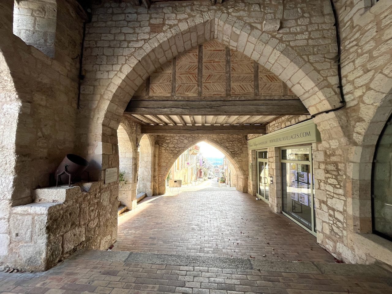 Monflanquin, au coeur du village, sur la place historique, appartement T1 bis rénové de 36 m² situé au 2ème étage sans ascenseur. Ses atouts : * son emplacement dans ce magnifique village dont Janouille nous partage l'histoire régulièrement, * toutes comm