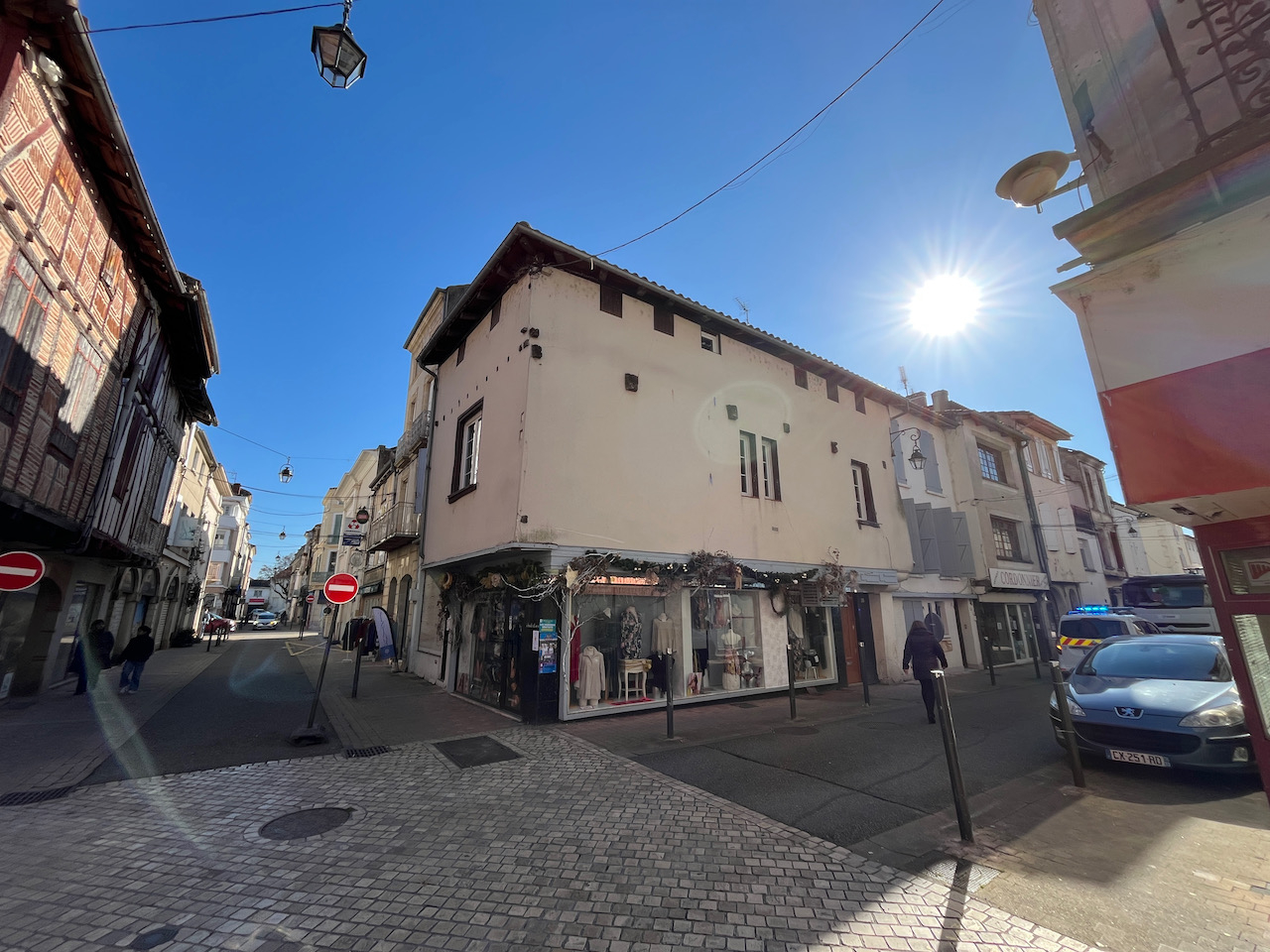 Villeneuve sur Lot, situé sur la place de l'Eglise Sainte Catherine, IMMEUBLE DE RAPPORT de 91 m2 habitables comprenant 1 lot commercial et un lot d'habitation. Rentabilité très bonne de 10,8 % avec 11 880  de loyers bruts annuels.  * Le local commercial