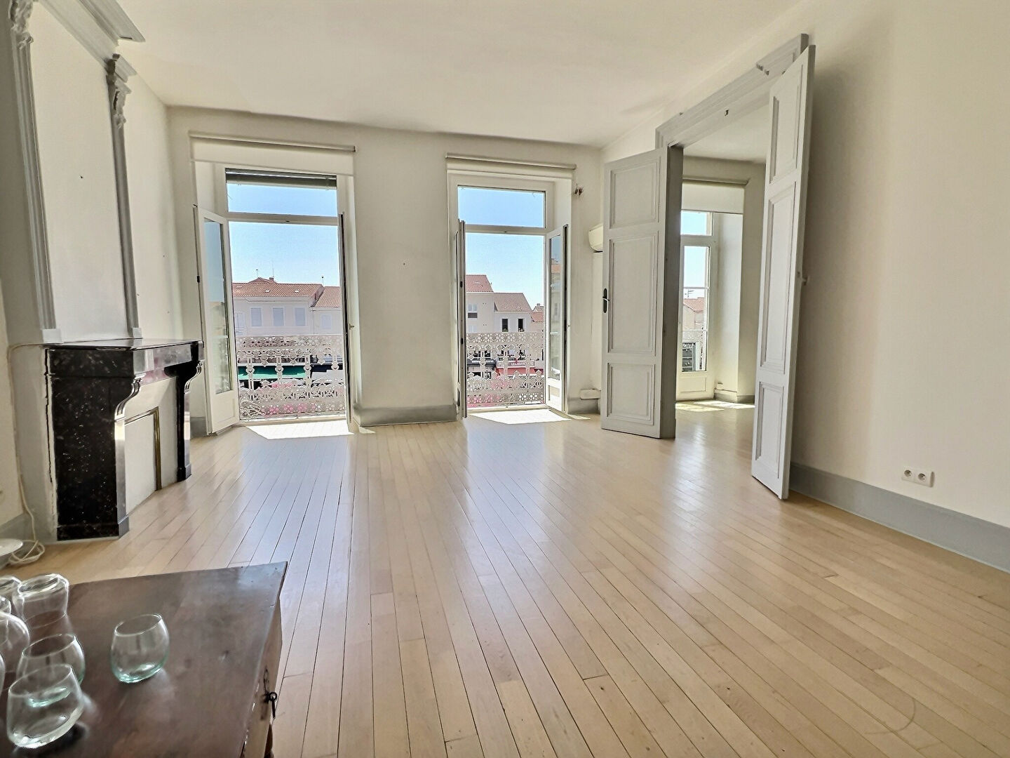 Bel emplacement pour cet appartement de standing d'environ 67m2 à Villeneuve sur Lot. On aime particulièrement :  - Sa hauteur sous plafond et ses porte fenêtres de belle hauteur, permettant ainsi d'avoir un logement très lumineux - Sa vue dégagée sur la