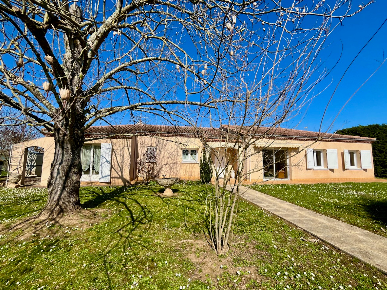 Maison de plain-pied d'environ 127m2 sur 800m2 de jardin clos, située à BIAS, dans un quartier calme, proche de toutes les commodités. Beaucoup de potentiel pour cette maison  lumineuse, comprenant une pièce de vie de 40m2 avec baies vitrées, une cuisine