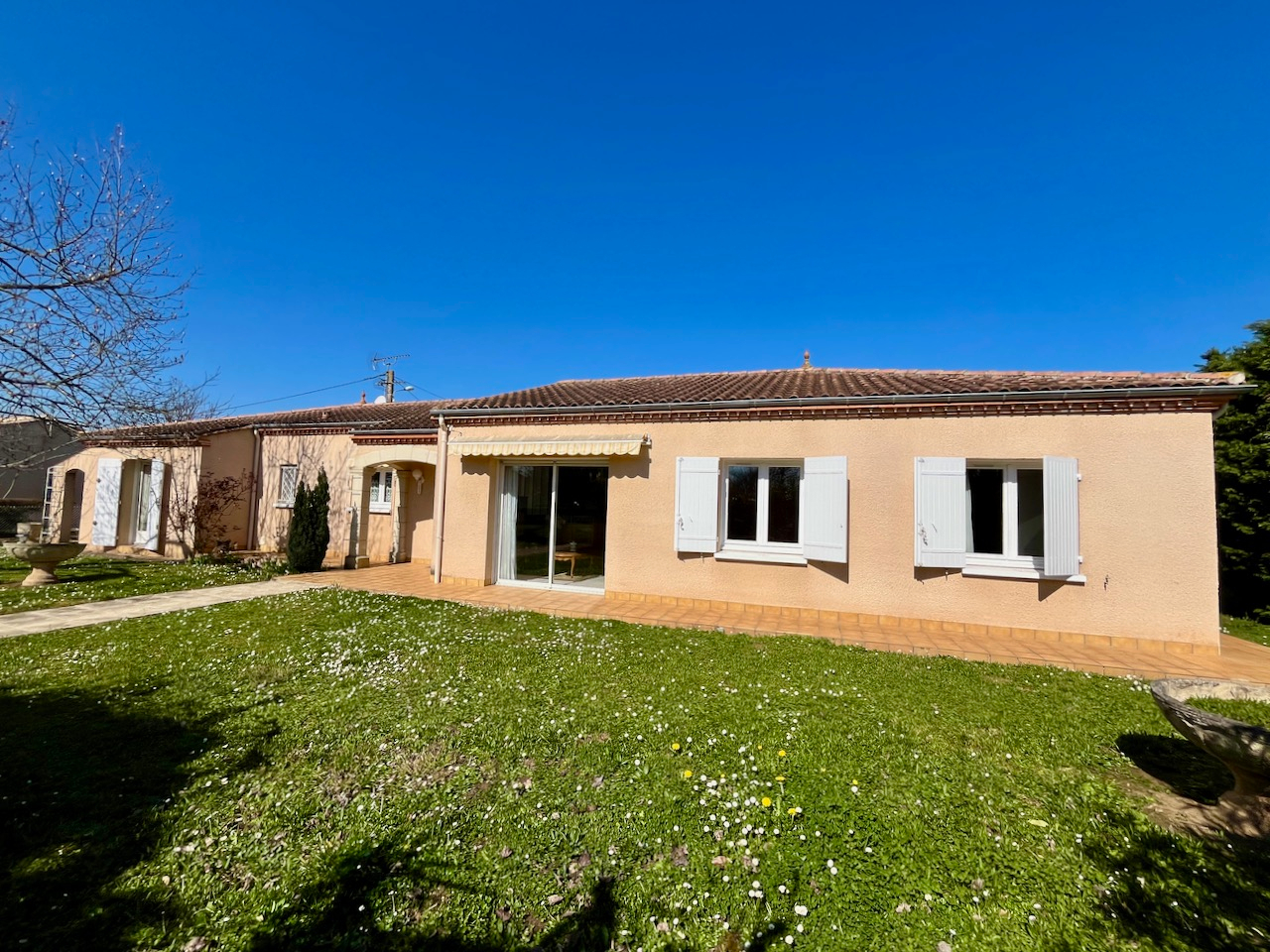 Photo Maison de plain-pied d'environ 127m2 sur 800m2 de jardin clos, située à BIAS, dans un quartier calme, proche de toutes les commodités. Beaucoup de potentiel pour cette maison  lumineuse, comprenant une pièce de vie de 40m2 avec baies vitrées, une cuisine image 2/6