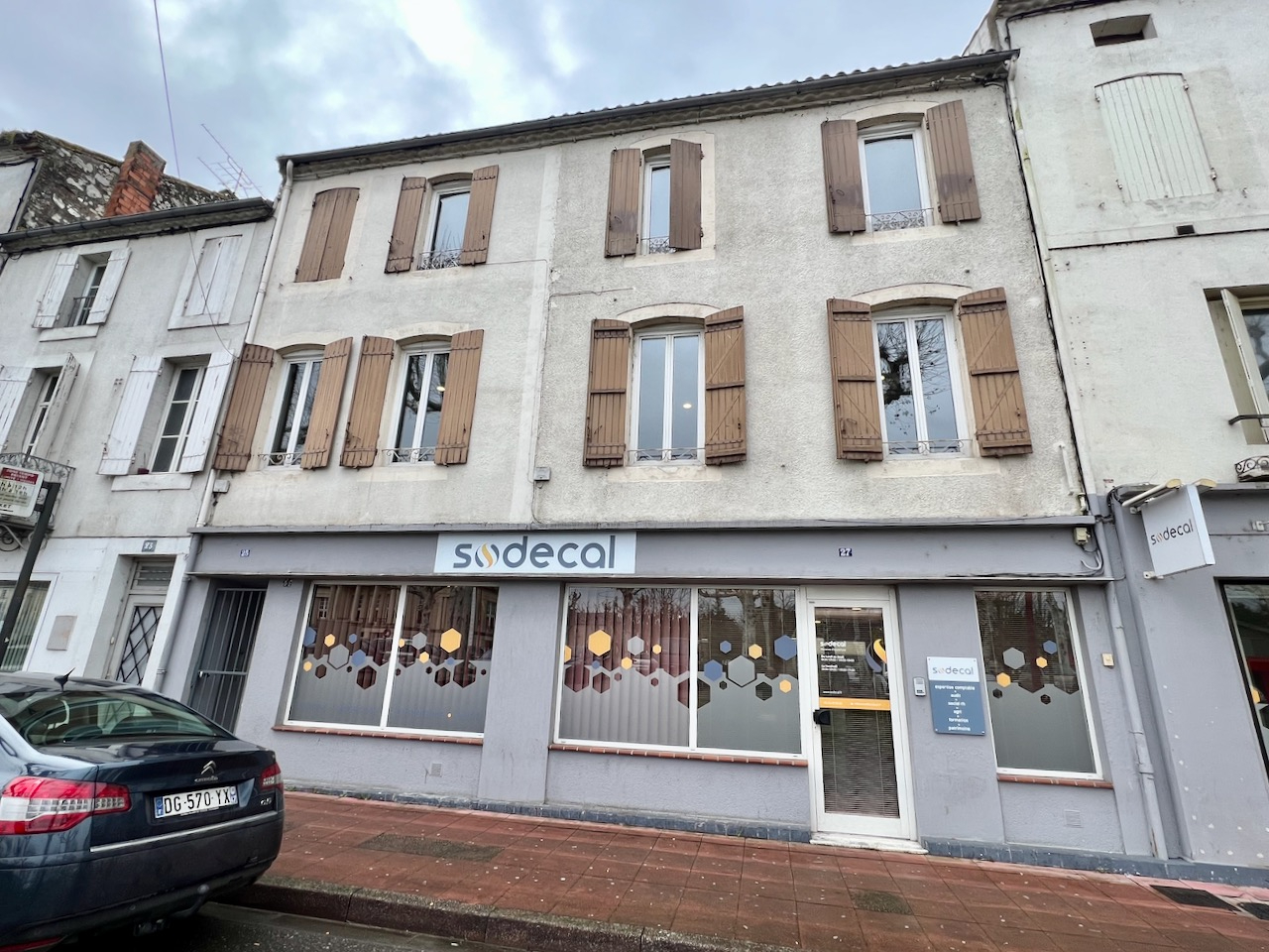 A Villeneuve sur Lot, immeuble de rapport d'environ 169 m2 en centre ville, à proximité immédiate de grands parkings. Au RDC et au premier étage : grand local professionnel d'environ 109 m² (qui étaient loués en bureaux pour 1600  par mois en 2024). Ce l