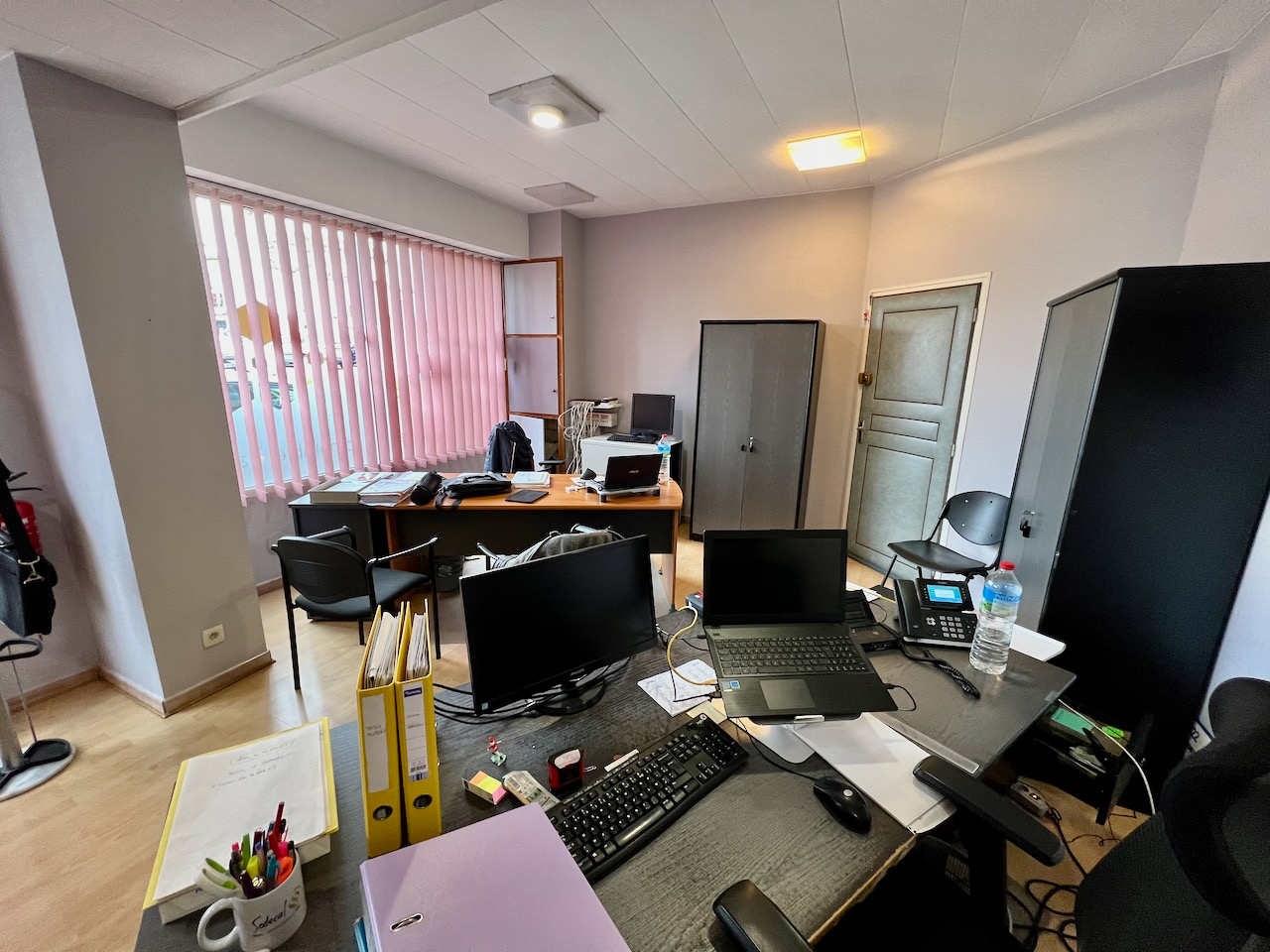 Photo A Villeneuve sur Lot, immeuble de rapport d'environ 169 m2 en centre ville, à proximité immédiate de grands parkings. Au RDC et au premier étage : grand local professionnel d'environ 109 m² (qui étaient loués en bureaux pour 1600  par mois en 2024). Ce l image 4/6