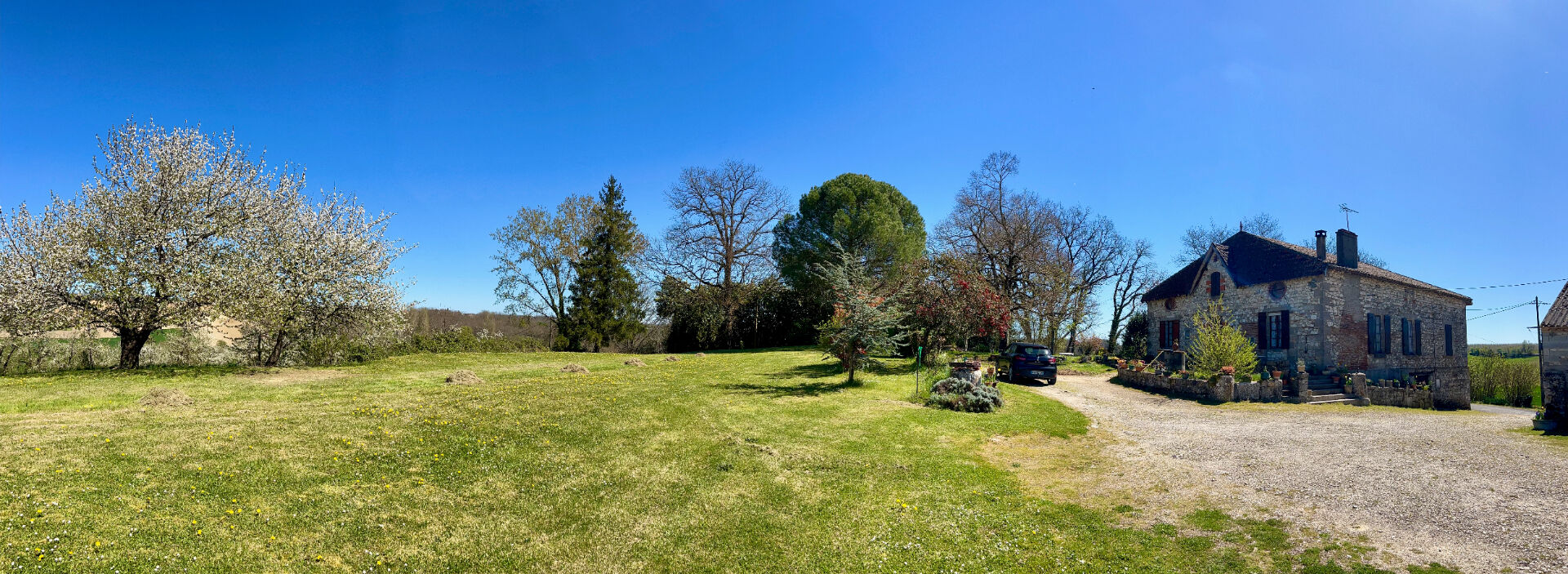 Photo Propriété en pierres avec vue panoramique, grange de 440 m² et dépendances ? Campagne du Lot-et-Garonne ? Au coeur d'un environnement privilégié et d'un calme absolu, découvrez cette authentique maison en pierres d'environ 186 m² habitables, offrant une v image 3/6