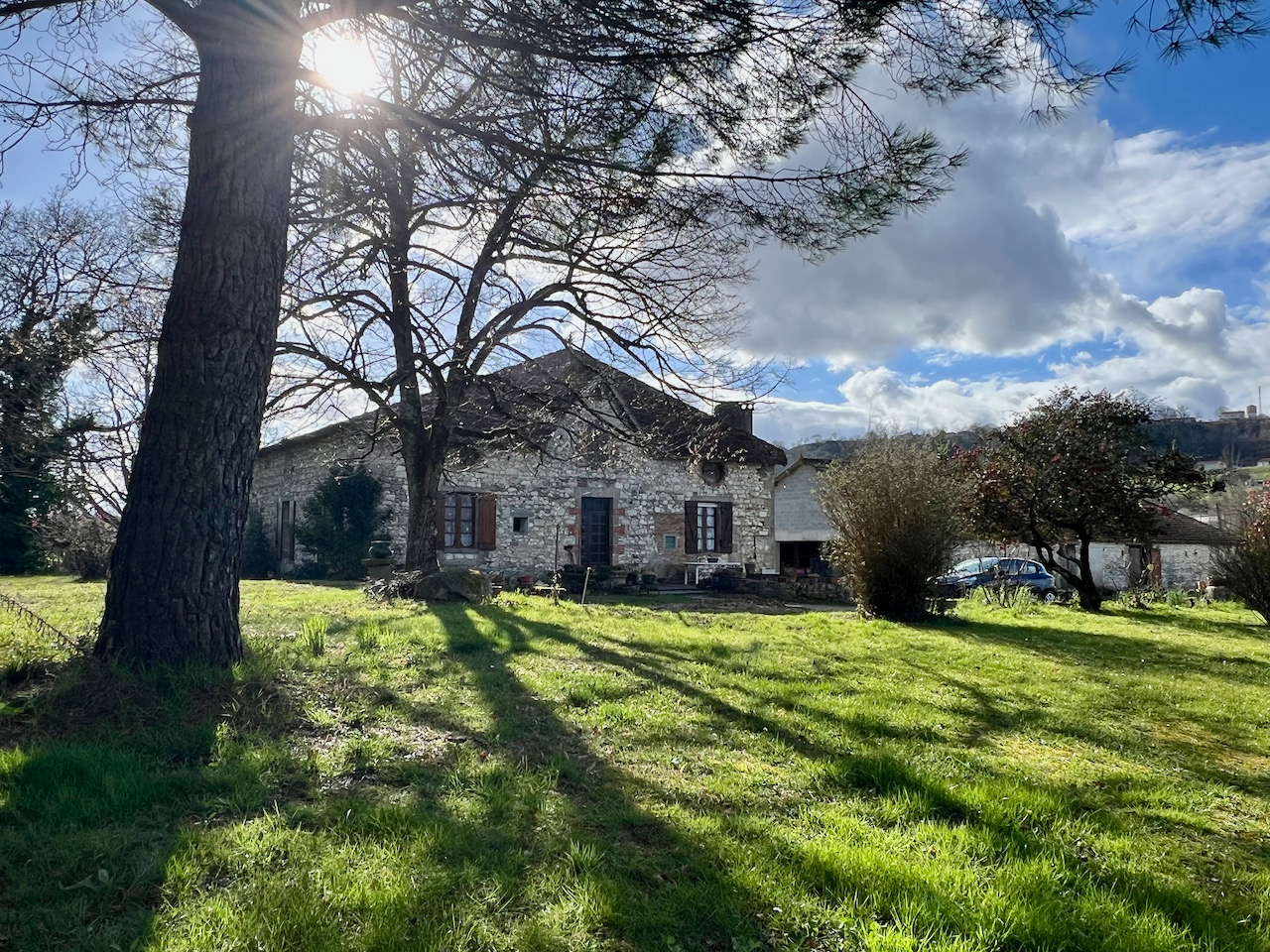 Photo Propriété en pierres avec vue panoramique, grange de 440 m² et dépendances ? Campagne du Lot-et-Garonne ? Au coeur d'un environnement privilégié et d'un calme absolu, découvrez cette authentique maison en pierres d'environ 186 m² habitables, offrant une v image 4/6