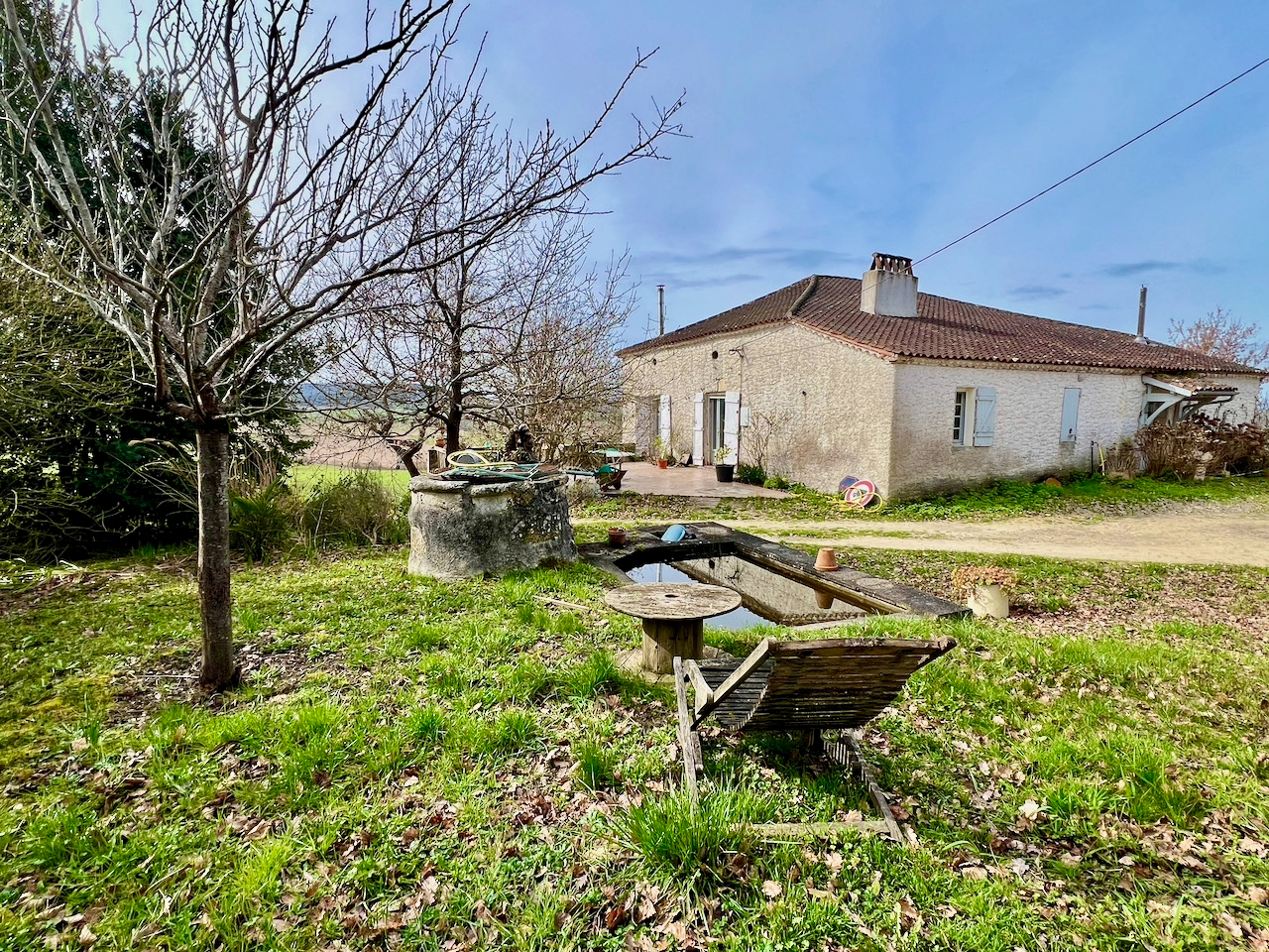 Vous rêvez de calme et de vue dominante ? Venez visiter cette maison en pierres d'environ 155 m² idéalement située dans la campagne de Villeneuve sur Lot. Vous y trouverez : - une grande pièce de vie d'environ 66m2 - une vue exceptionnelle sur la campagne