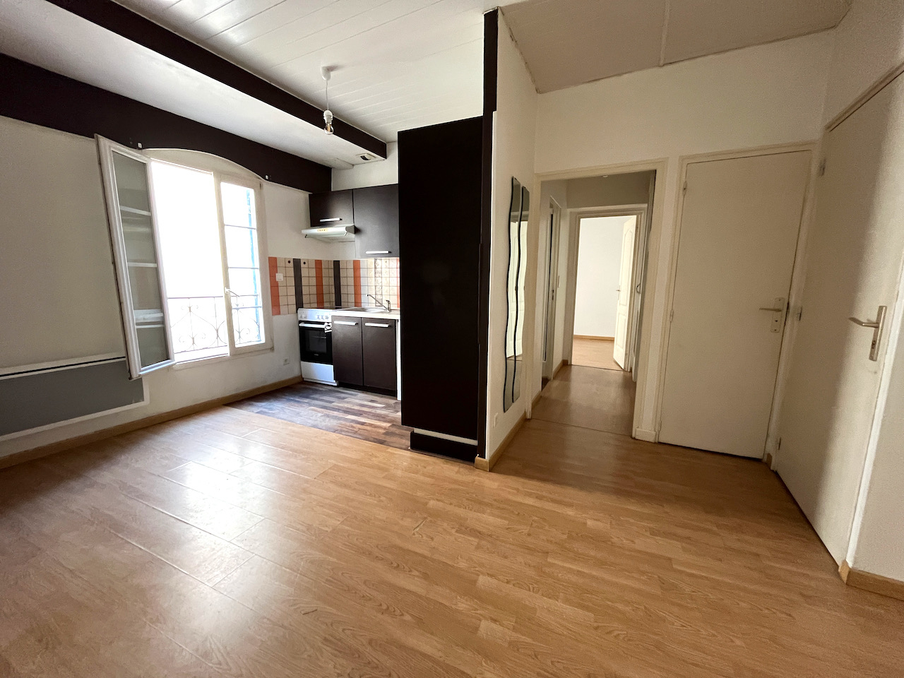 Villeneuve/Lot rive droite et proche IFSI, appartement de type 2 d'environ 35,61 m2.  Ce  charmant appartement en très bon état, dans un immeuble très calme, d'env. 37 m² comprend un séjour avec cuisine équipée, chambre agréable avec de nombreux rangement