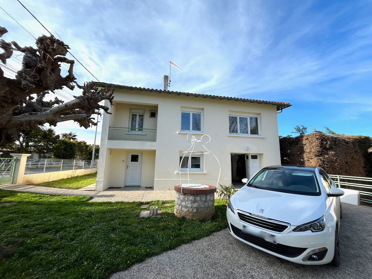 Photo Sainte Livrade sur Lot, maison s/sol de 98 m² avec jardin et dépendance. Ses atouts :  * 3 chambres et un bureau en rez-de-chaussée * Garage dans la maison de 23 m2 et garage indépendant de 39 m². * Classe énergie D avec pompe à chaleur air / eau. * Maiso image 2/6