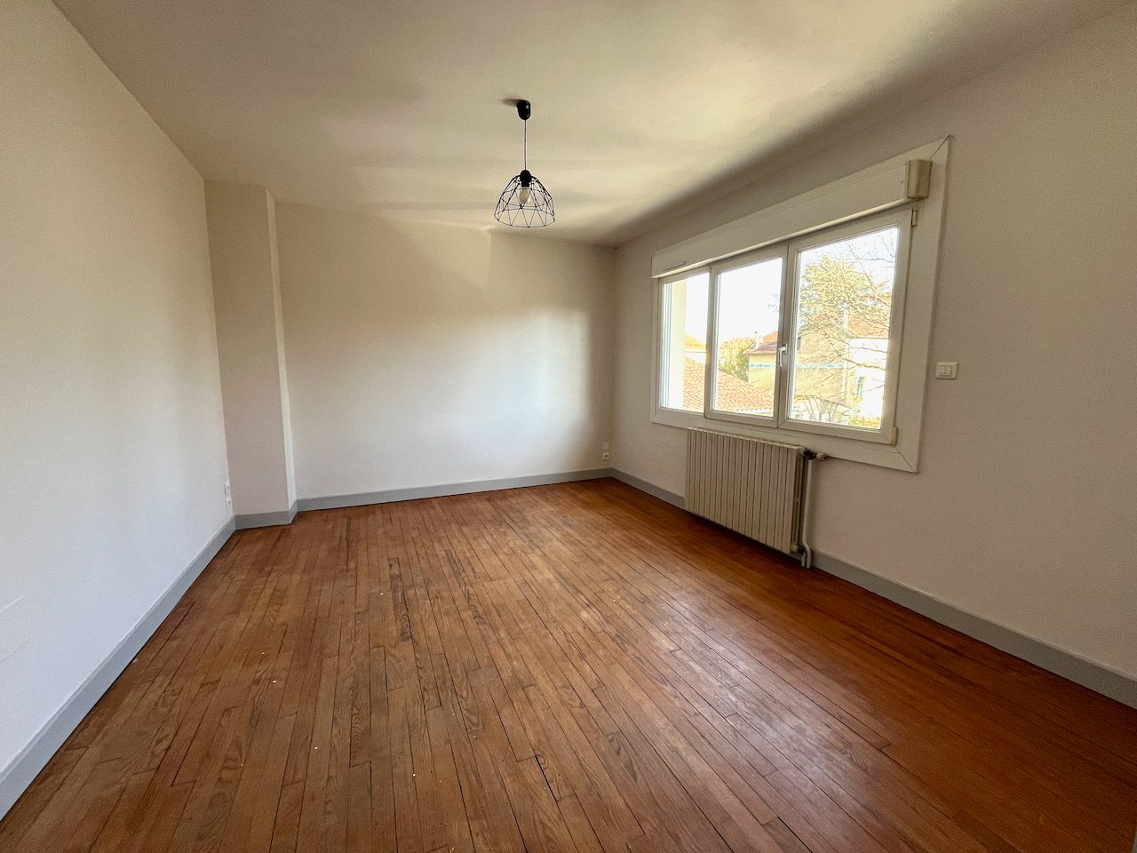 Photo Sainte Livrade sur Lot, maison s/sol de 98 m² avec jardin et dépendance. Ses atouts :  * 3 chambres et un bureau en rez-de-chaussée * Garage dans la maison de 23 m2 et garage indépendant de 39 m². * Classe énergie D avec pompe à chaleur air / eau. * Maiso image 3/6