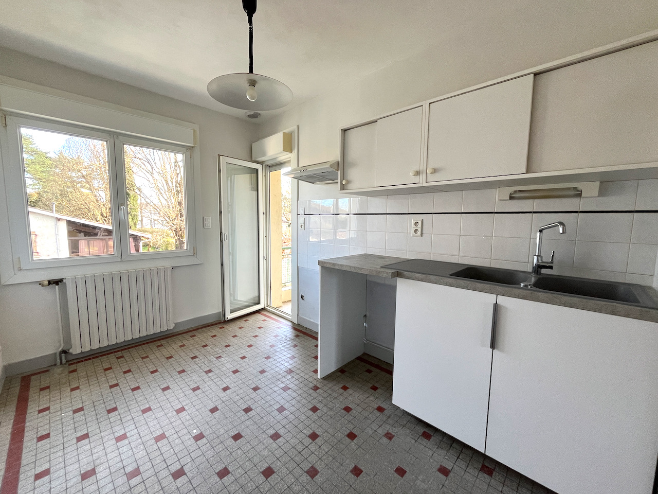 Photo Sainte Livrade sur Lot, maison s/sol de 98 m² avec jardin et dépendance. Ses atouts :  * 3 chambres et un bureau en rez-de-chaussée * Garage dans la maison de 23 m2 et garage indépendant de 39 m². * Classe énergie D avec pompe à chaleur air / eau. * Maiso image 4/6