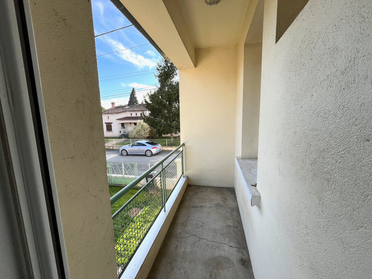 Photo Sainte Livrade sur Lot, maison s/sol de 98 m² avec jardin et dépendance. Ses atouts :  * 3 chambres et un bureau en rez-de-chaussée * Garage dans la maison de 23 m2 et garage indépendant de 39 m². * Classe énergie D avec pompe à chaleur air / eau. * Maiso image 5/6