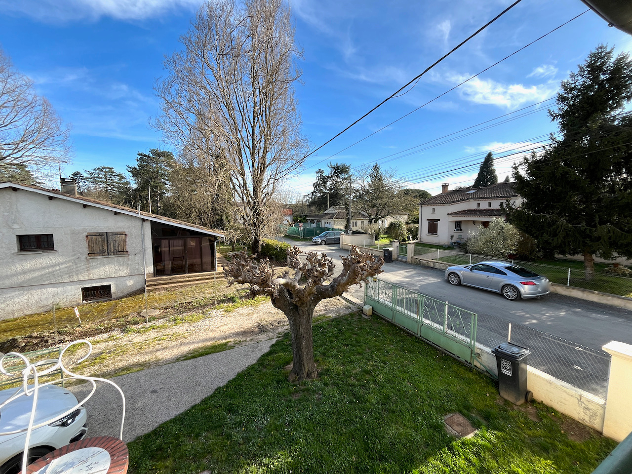 Photo Sainte Livrade sur Lot, maison s/sol de 98 m² avec jardin et dépendance. Ses atouts :  * 3 chambres et un bureau en rez-de-chaussée * Garage dans la maison de 23 m2 et garage indépendant de 39 m². * Classe énergie D avec pompe à chaleur air / eau. * Maiso image 6/6